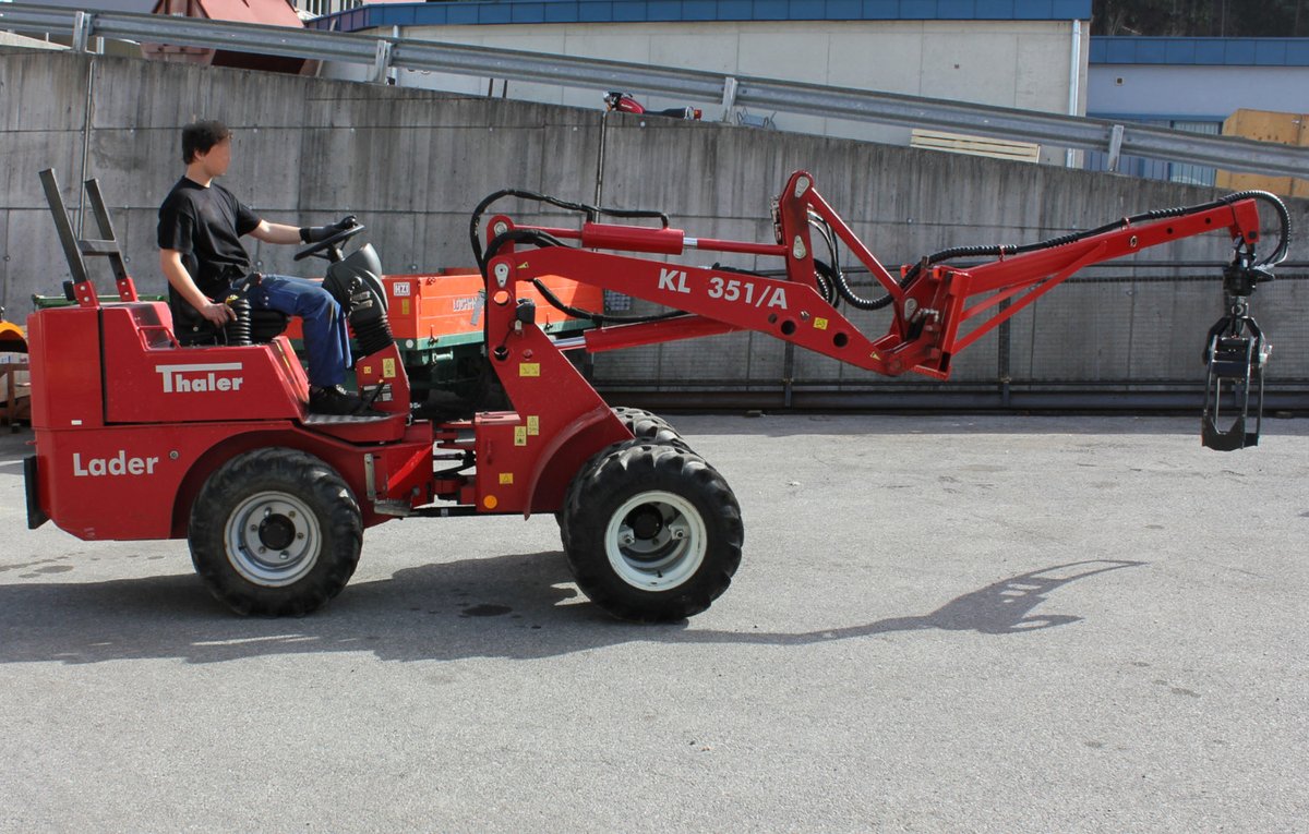 holzgreifer-hzi1060-auf-thaler-lader-zensiert.jpg