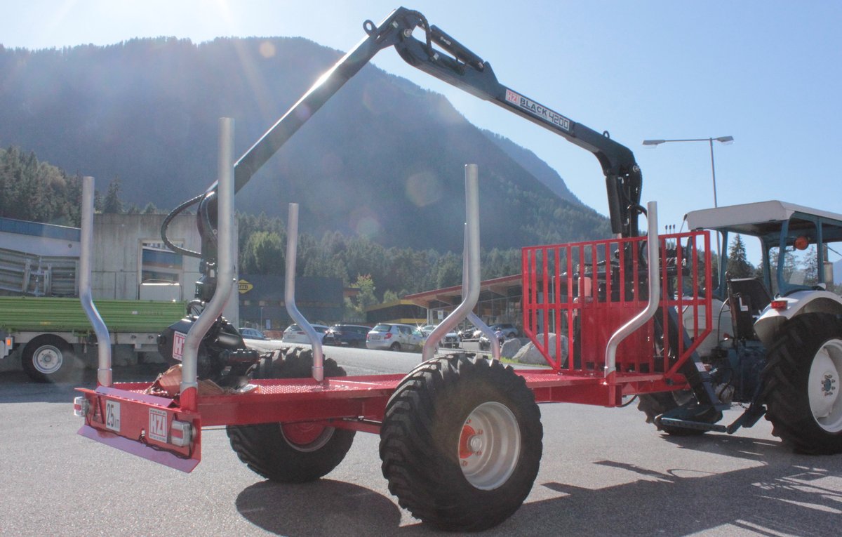 Rückewagen 5.600kg mit Kran 4,6m