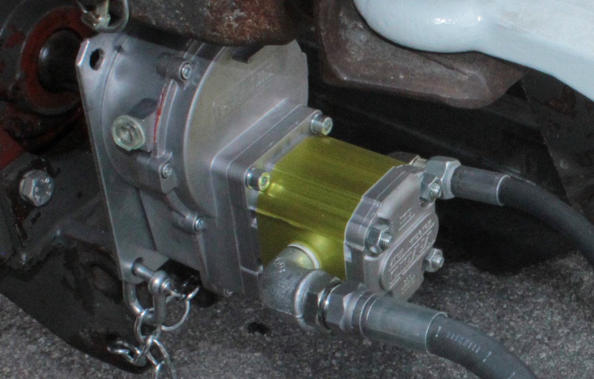 ea-eigenolversorgung-zu-forstkran-bild2-pumpe-und-getriebe.jpg