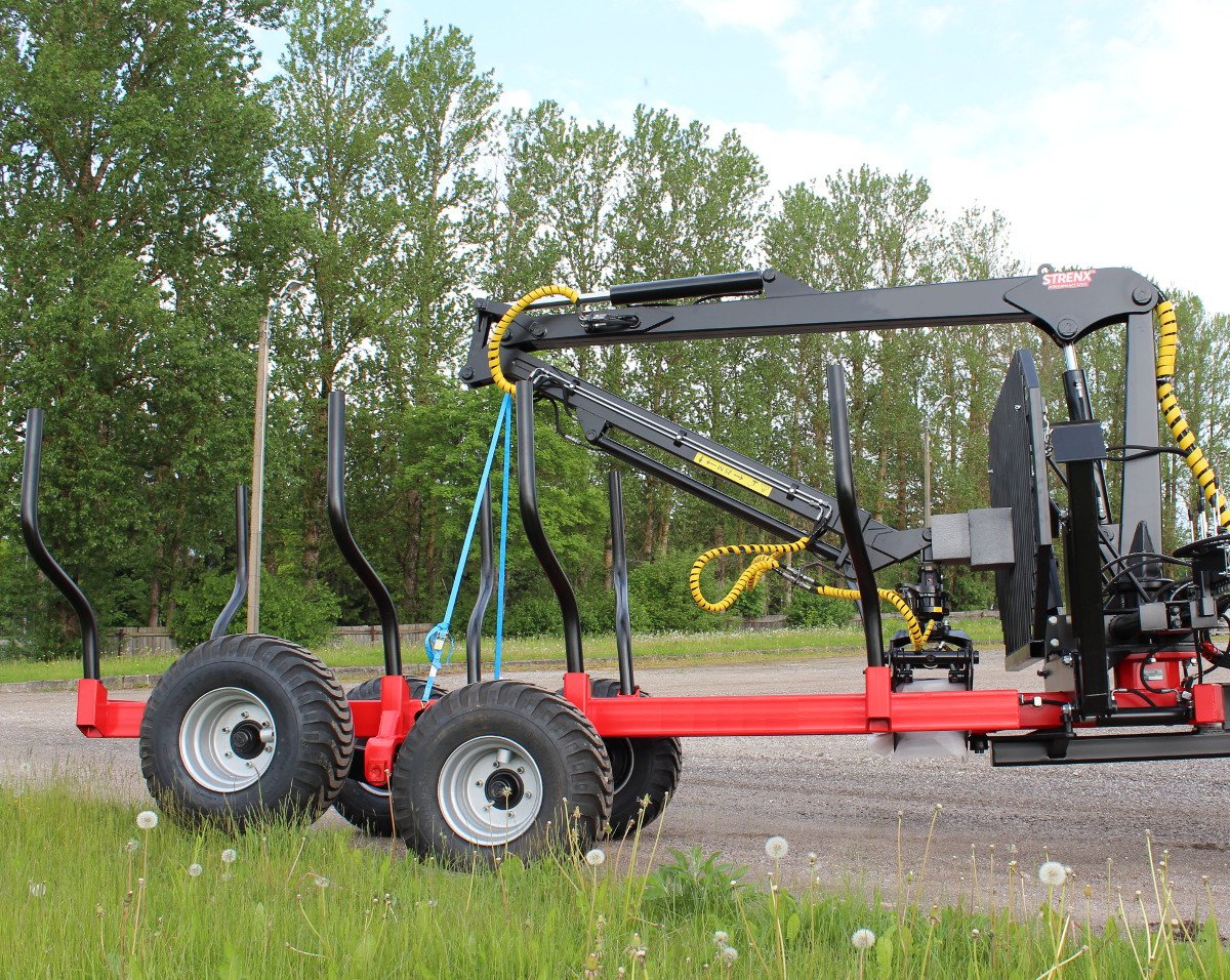 Tandem-Forstanhänger mit Kran